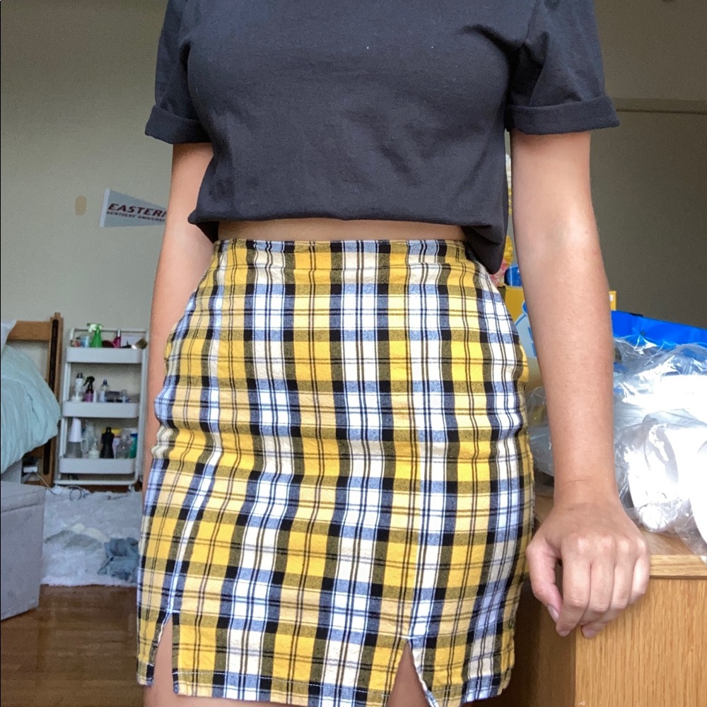 Hollister yellow and black plaid skirt